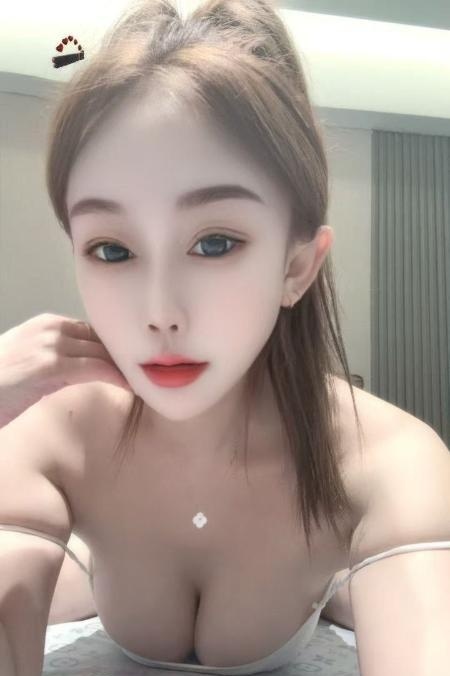 返食肤白貌美大胸妹