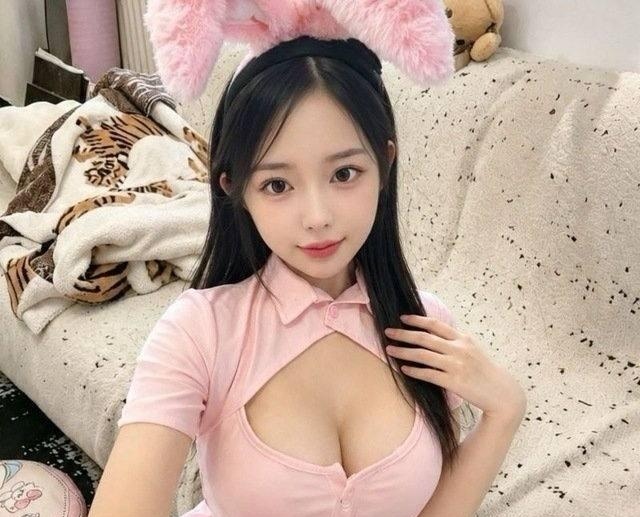 天然大胸颜值小妹