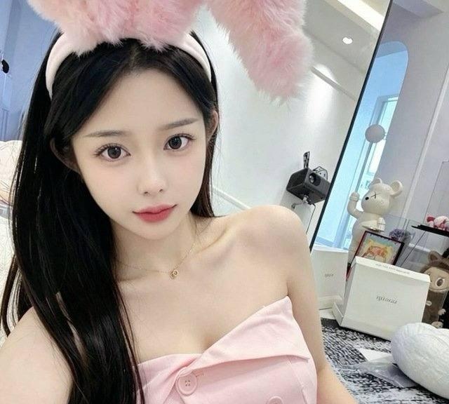 天然大胸颜值小妹