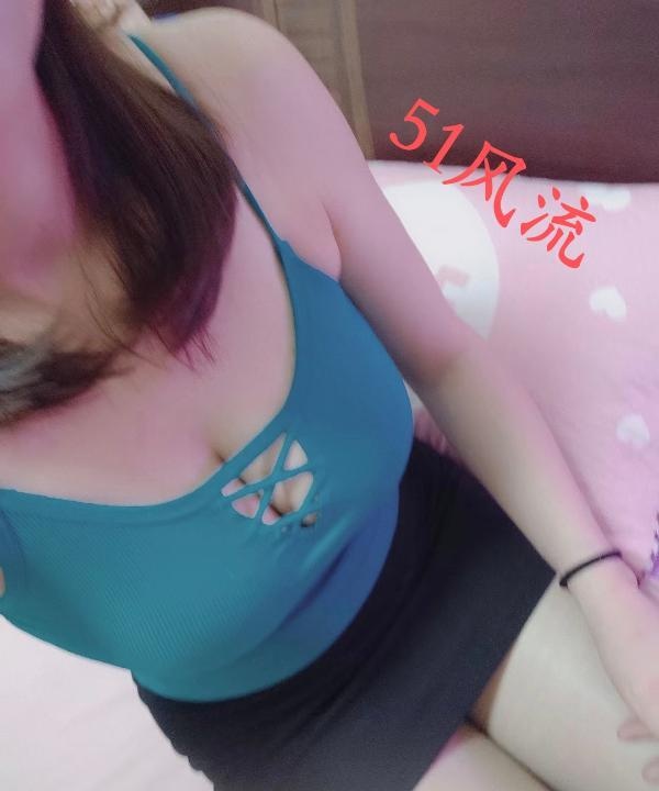 电视塔性感巨乳少妇