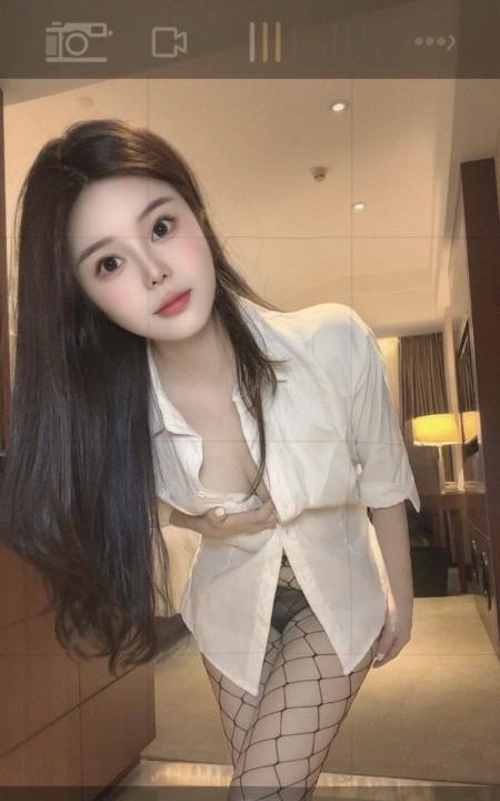 娇小玲珑肤白大胸妹子
