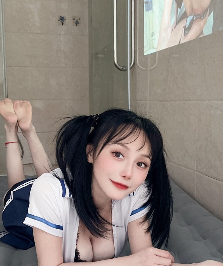 肤白大奶瑜伽依依