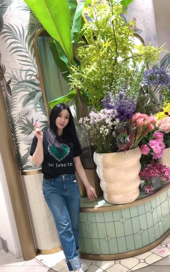 无限反食的小蜜蜂老师
