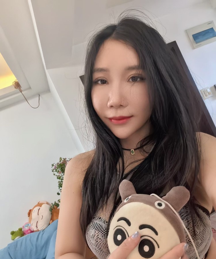 无限反食的小蜜蜂老师