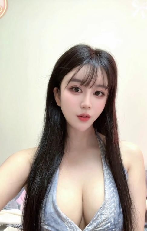 前凸后翘的白嫩小妹