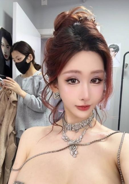 S型身材高挑巨乳老师