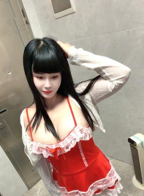 巨乳舌吻骚妇