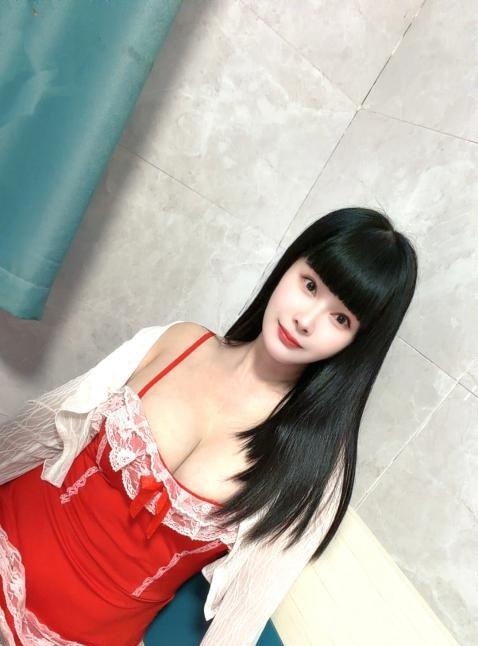巨乳舌吻骚妇