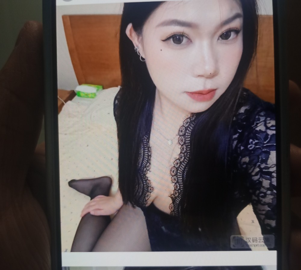 上城喷水零零后，微胖小妹