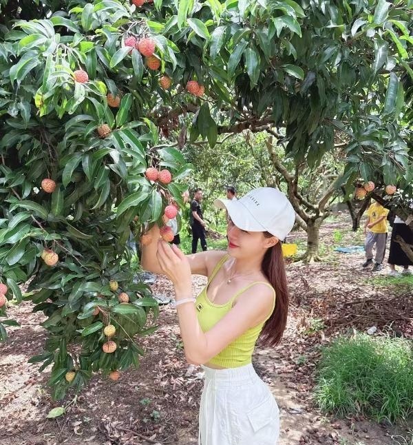肤白蜜桃臀妹妹