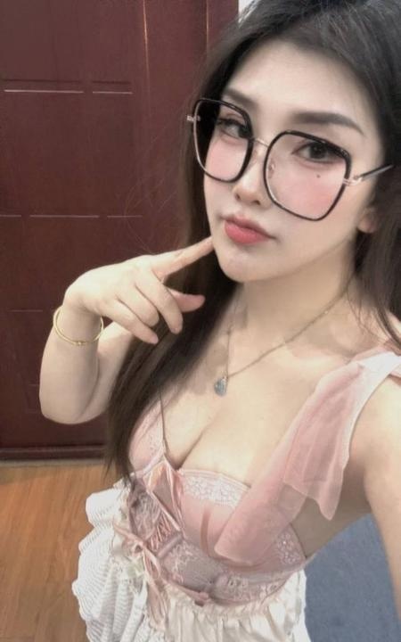 大胸风骚眼镜御姐