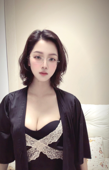 上城反差短发御姐