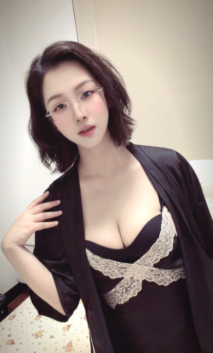上城反差短发御姐