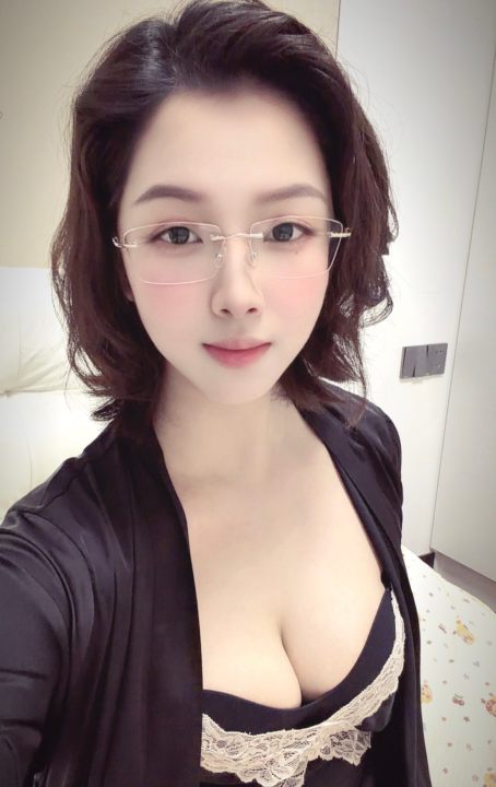 上城反差短发御姐