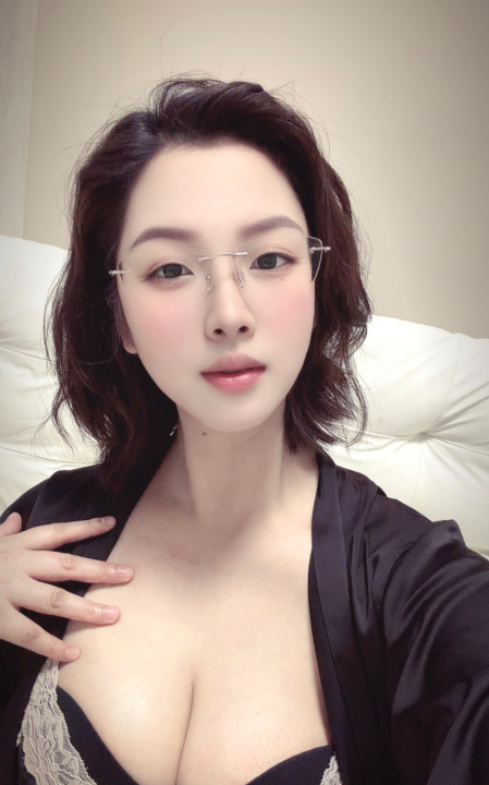 上城反差短发御姐