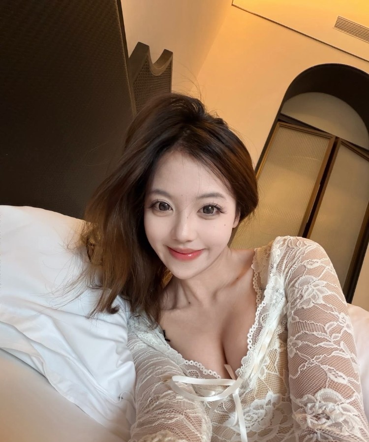 清纯少女兼职赚零花钱 身材性感水润多汁