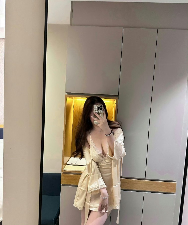 清纯少女兼职赚零花钱 身材性感水润多汁