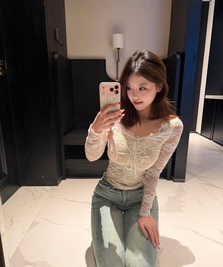 清纯少女兼职赚零花钱 身材性感水润多汁
