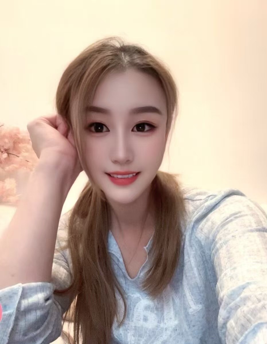 肤白长腿依依